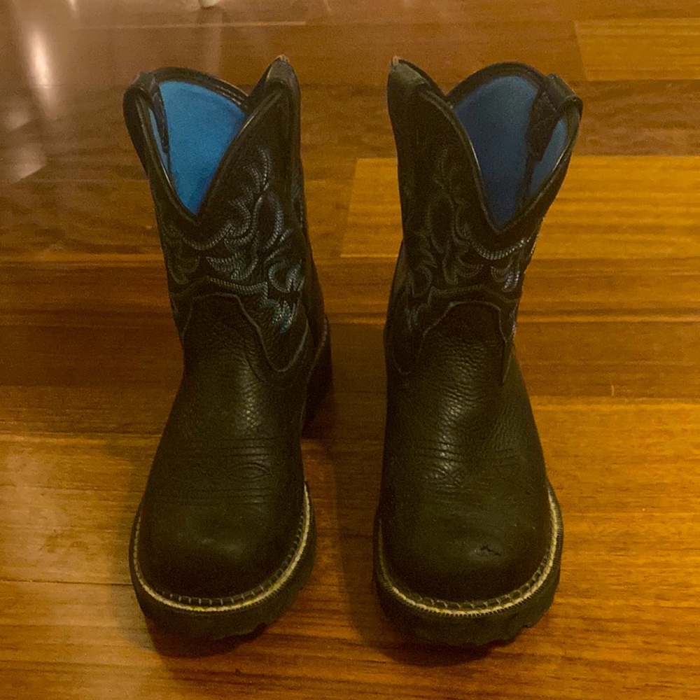 Womens Ariat fatbaby cowboy boots. Size 6 1/2. Colors are black and blue.